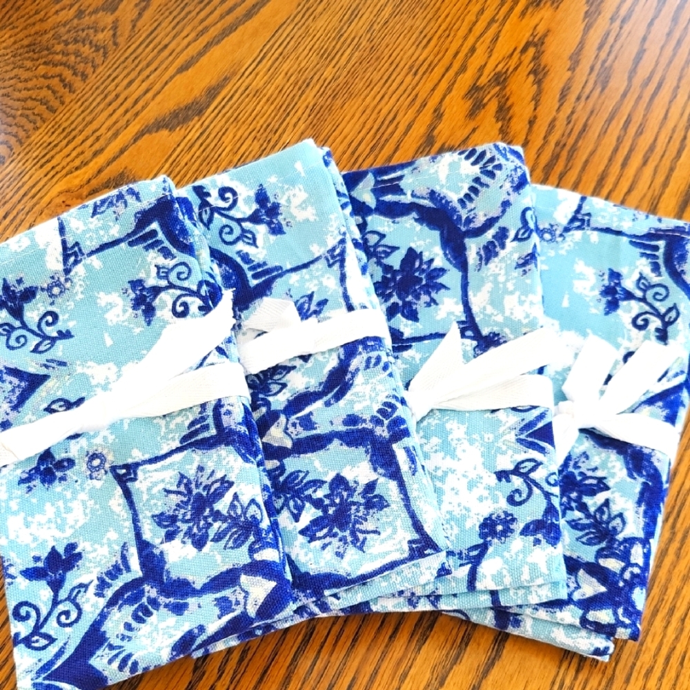 Blue Floral Patterned Napkins Set
